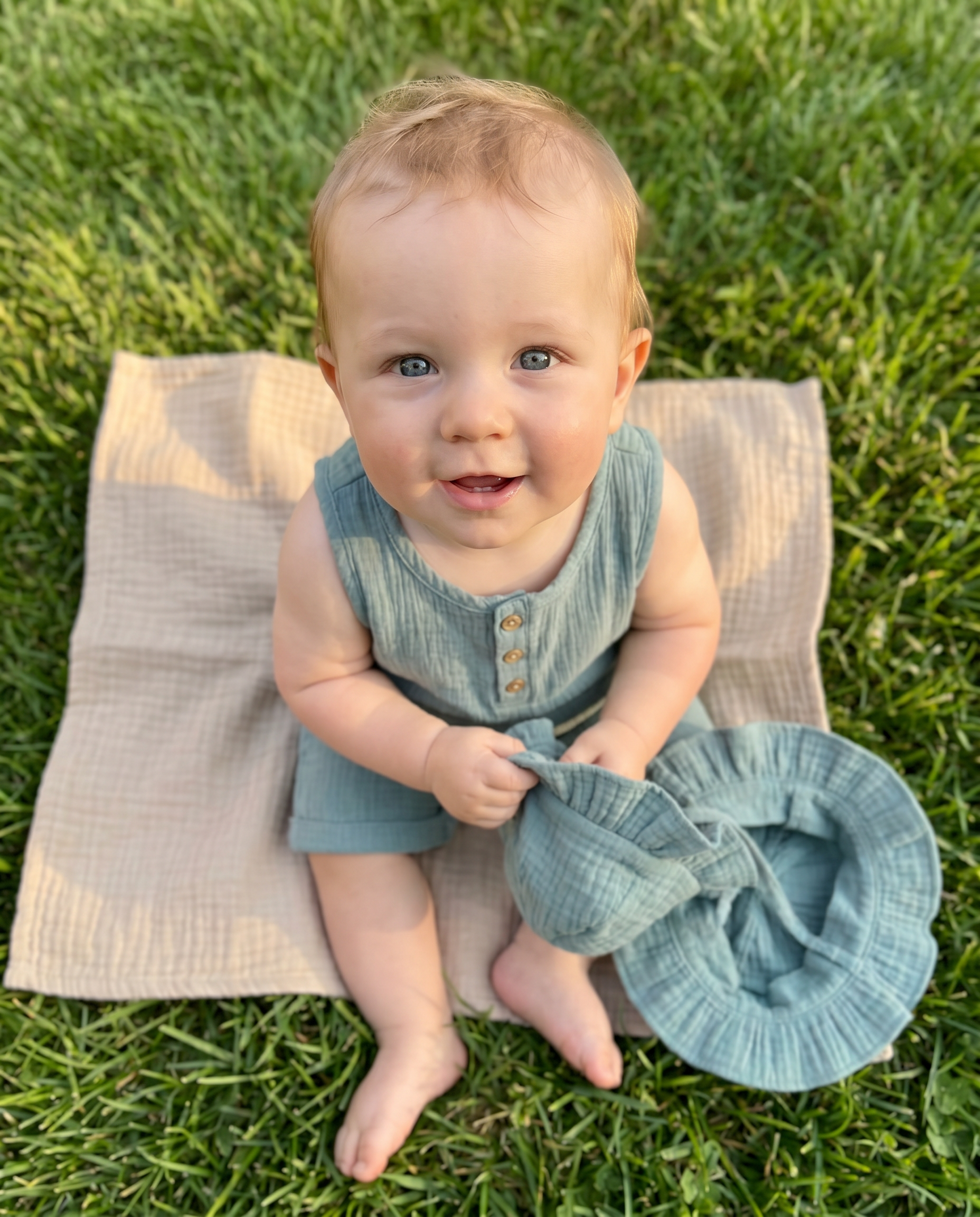 Sleeveless Gauze Snap Romper with Hat in Blue