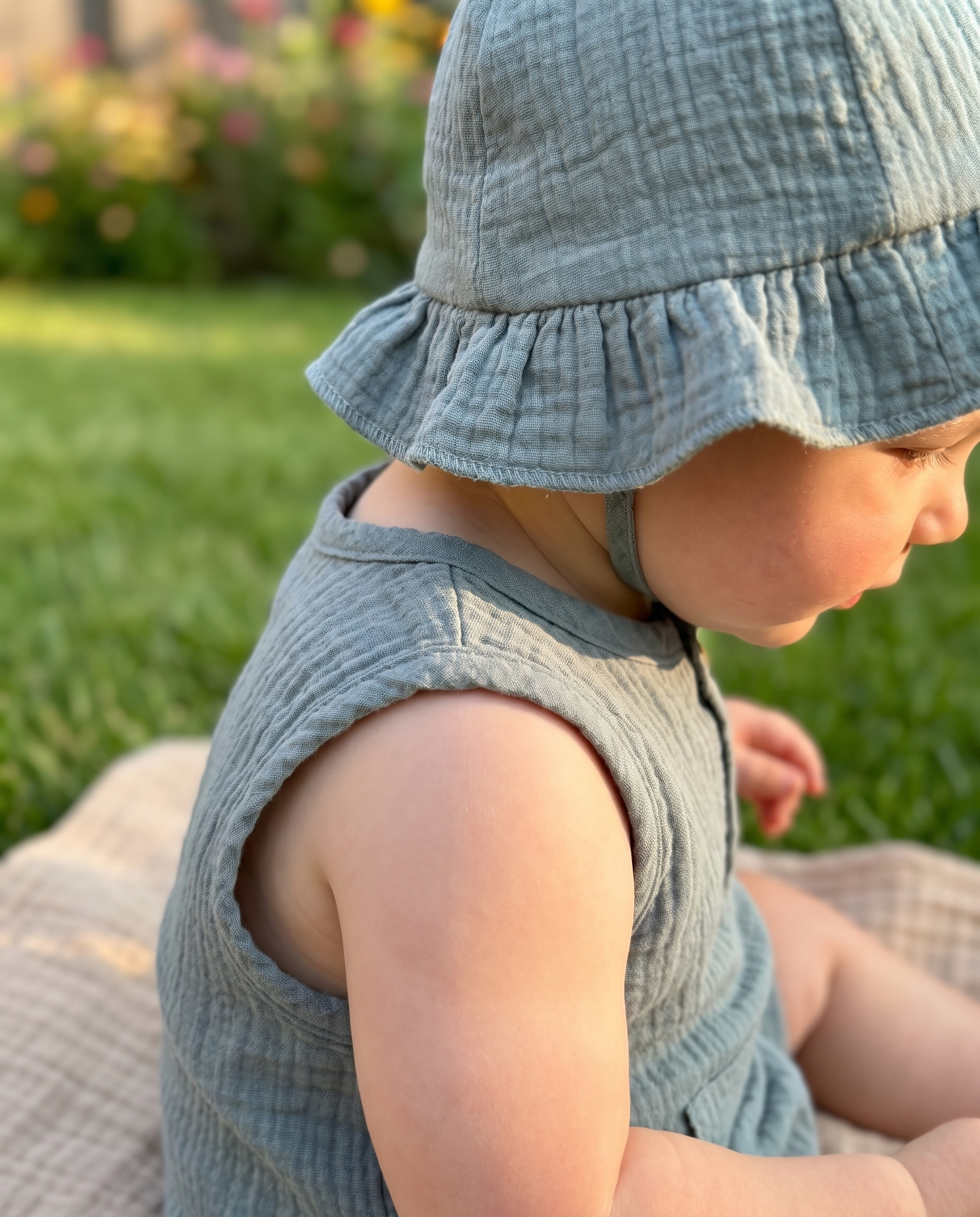Sleeveless Gauze Snap Romper with Hat in Blue