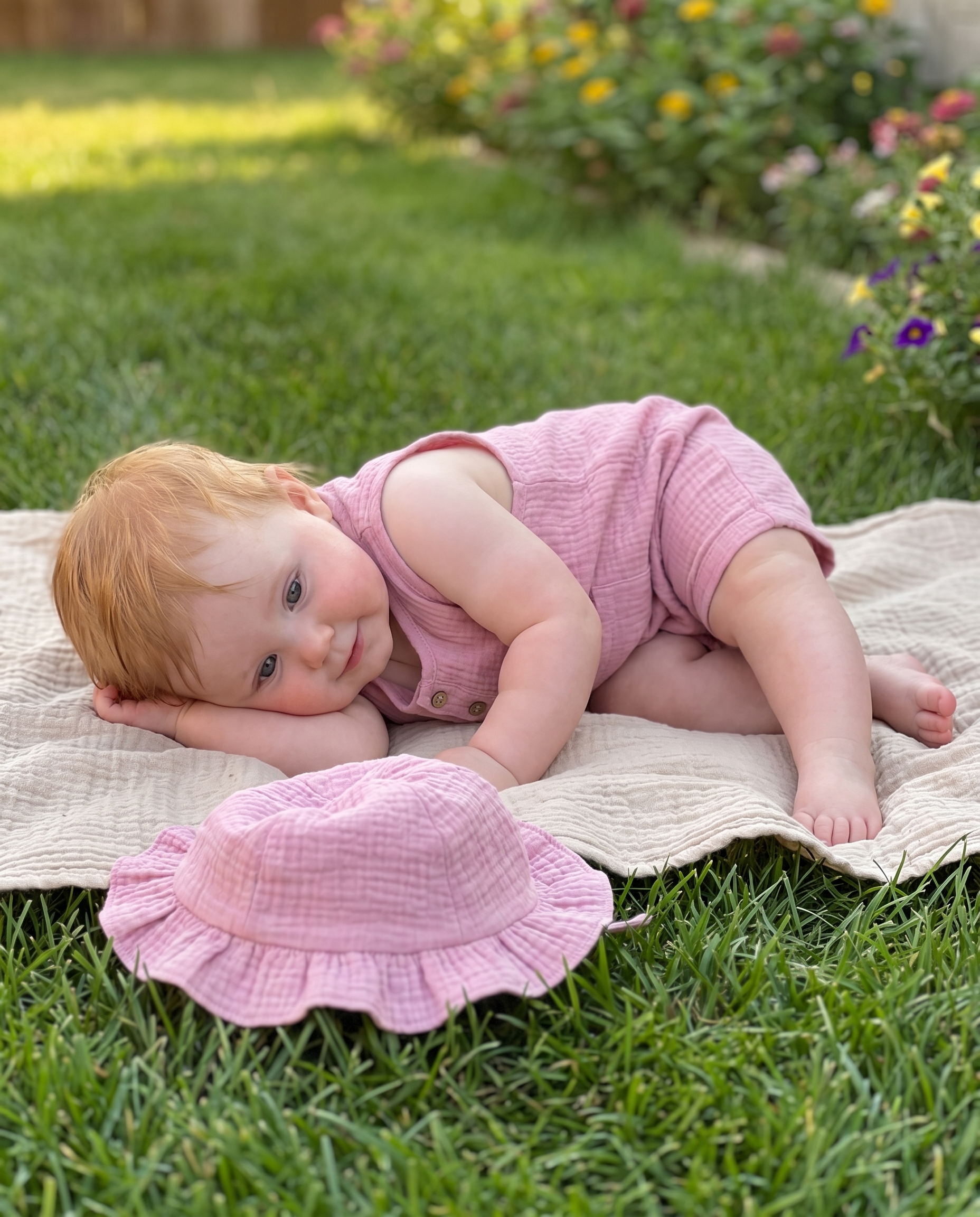 Sleeveless Gauze Snap Romper with Hat in Pink